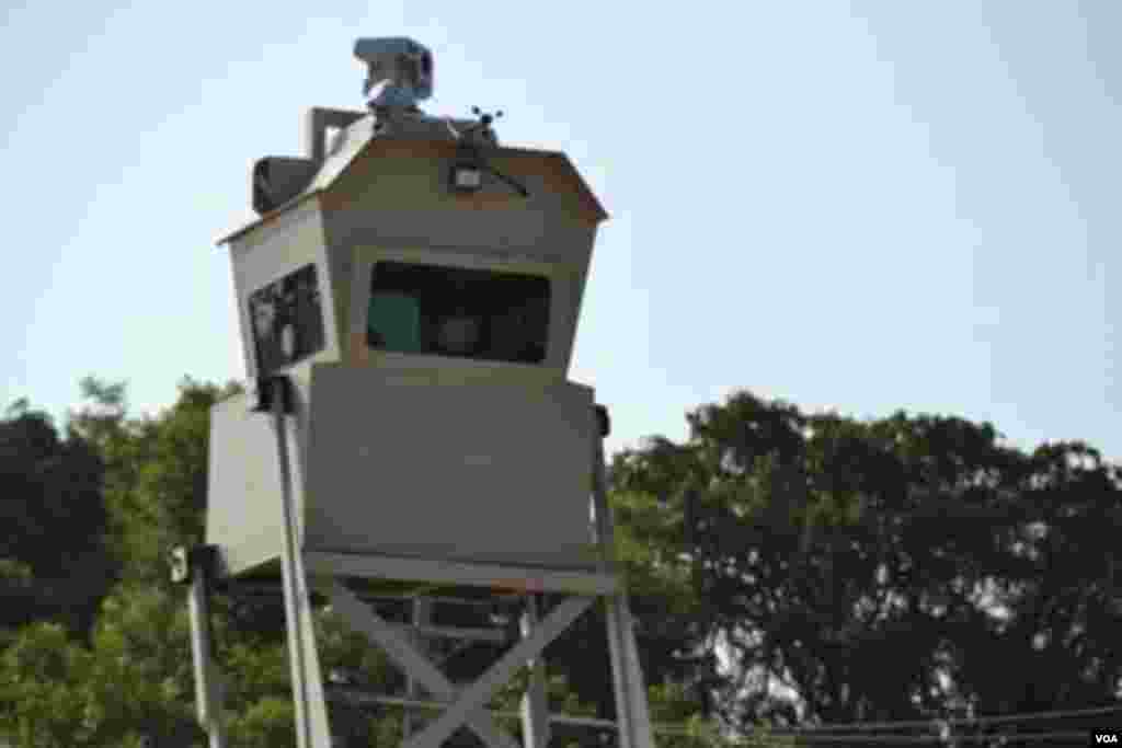 Torre de control en la frontera de Estados Unidos. [Foto: Ramon Taylor, VOA].