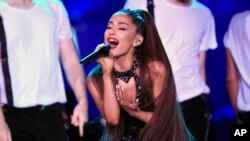 Ariana Grande saat tampil dalam konser di Wango Tango, Los Angeles (foto: dok). 