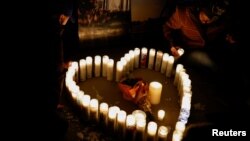 Para pelayat menyalakan lilin untuk mengenang Tire Nichols, pria kulit hitam yang dipukuli secara fatal oleh petugas polisi Memphis, di taman skate di lingkungan North Natomas dekat tempat dia dibesarkan, di Sacramento, California, AS, 30 Januari 2023. (REUTERS/Fred Greaves)