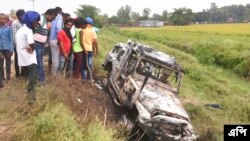 ভারতের লাখিমপুর খেরিতে রবিবার কৃষকদের ওপর চালিয়ে দেয়া গাড়ী যা পরে পুড়ে যায়- অক্টোবর ৪, ২০২১- এপি 