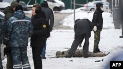 Слідчі працюють на місці вибуху, внаслідок якого загинули командувач військами хімічного, біологічного та радіаційного захисту РФ Ігор Кириллов і його помічник, Москва, 17 грудня 2024 року. (Фото Олександра НЕМЕНОВА / AFP)