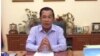 លោក​នាយករដ្ឋមន្ត្រី​ ហ៊ុន សែន ថ្លែង​ផ្ទាល់​តាម​គេហទំព័រ​ហ្វេសប៊ុក​របស់​លោក​កាល​ពី​ថ្ងៃ​​​​ព្រហស្បតិ៍​ទី​២៦ ខែ​វិច្ឆិកា ឆ្នាំ​២០១៥ អំពី​ឧប្បត្តិហេតុ​ការ​ដាក់​ចរន្ត​អគ្គិសនី​នៅ​ទូទាំង​ប្រទេស​នៅ​ប៉ុន្មាន​ម៉ោង​មុន​នេះ​ដែល​ជា​យប់​ចុង​ក្រោយ​នៃ​ពិធី​បុណ្យ​អុំ​ទូក។ លោក​ថ្លែង​ថា​​មូលហេតុ​នៃ​ការ​ដាច់​ភ្លើង​នេះ​គឺ​បញ្ហា​បច្ចេសទេស​នៅ​វៀតណាម គឺ​មិន​មែន​អំពើ​ភេរវកម្ម​ទេ។ (រូបថត​ថត​ពី​ទំព័រ Facebook Samdech Hun Sen)
