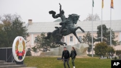 Пам'ятник російському генералу Суворову в Тирасполі, столиці сепаратистського регіону Придністров’я в Молдові, 1 листопада 2021 року. Після вторгнення Росії в Україну у 2022 році Молдова відмовилася від російського газу, який постачався лише до Придністров'я. (AP)