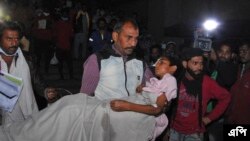 ভোপালের কমলা নেহরু শিশু হাসপাতালে অগ্নিকাণ্ডের পর এক শিশুকে কোলে তুলে নিরাপদে নিয়ে যাচ্ছেন একজন। নভেম্বর ৮, ২০২১। (ছবি- এপি) 