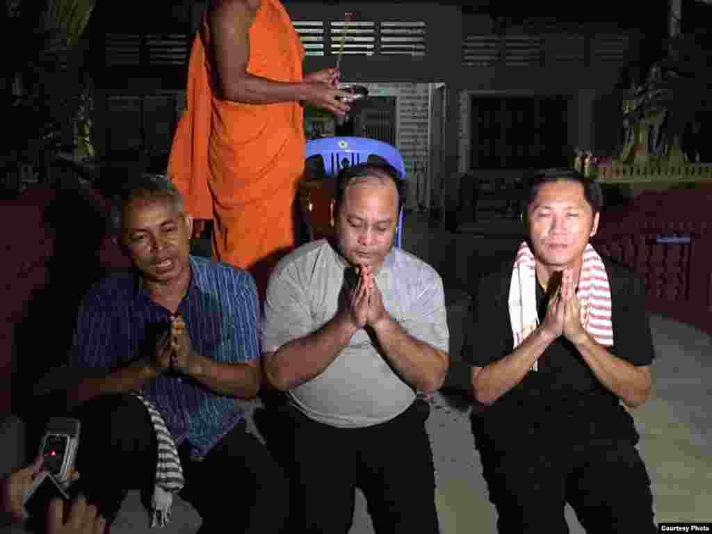 លោក យី សុខសាន្ត (ឆ្វេង) លោក ណៃ វង់ដា និង​លោក នី សុខា មន្ត្រី​សិទ្ធិមនុស្ស​នៃ​អង្គការ​អាដហុក រួម​ទាំង​លោកស្រី លឹម មុន្នី និង​លោក នី ចរិយា អគ្គលេខាធិការរង​នៃ​គណៈកម្មាធិការជាតិរៀបចំ​ការបោះឆ្នោត​ ត្រូវបាន​ដោះលែង​ពី​មន្ទីរ​ឃុំឃាំង​នៅ​រាត្រី​ថ្ងៃព្រហស្បតិ៍ ទី២៩ ខែមិថុនា ឆ្នាំ២០១៧។ (រូបថត​ដោយ​អង្គការ​លីកាដូ)