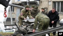 На фото: Уламки ракети після обстрілу здійсненого російськими силами у Києві, 24 лютого 2022 (AP Photo/Efrem Lukatsky)