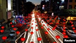 ရန်ကုန်မြို့တွင်း တရုတ်နှစ်သစ်ကူးပွဲတော်ကျင်းပရာလမ်းပေါ်မှာ တရုတ်ရိုးရာမီးပုံးတွေ အလှချိတ်ဆွဲထားပုံ။ (ဇန်နဝါရီ ၂၅၊ ၂၀၁၇) 