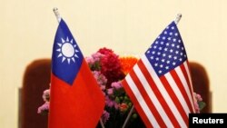 资料照片：台湾与美国国旗。
