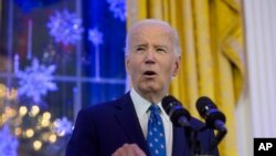Президент Джо Байден виступає під час прийняття з нагоди Хануки у східній кімнаті Білого дому у Вашингтоні, 16 грудня 2024 р. (Фото: AP Photo/Rod Lamkey, Jr.)