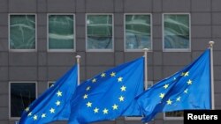 Прапори Європейського Союзу майорять біля штаб-квартири Комісії ЄС у Брюсселі, Бельгія, 17 червня 2022 року. REUTERS/Ів Герман.