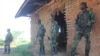 Des militaires des Forces armées de la RDC déployés dans la région de Beni où les rebelles ougandais des Forces démocratiques alliées (ADF) perpètrent régulièrement des attaques à l'arme blanche, tuant des civils, à Beni, Nord-Kivu, RDC, 6 juin 2016. VOA/