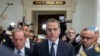 Hunter Biden (tengah), putra dari Presiden AS Joe Biden, didampingi oleh kuasa hukumnya, berjalan meninggalkan Kongres AS di Gedung Capitol, Washington, pada 10 Januari 2024. (Foto: AP/Jose Luis Magana)