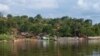 La rivière Ubangi, la frontière naturelle entre la République Démocratique du Congo (RDC) et le Congo-Brazzaville avec la ville de Dongo (RDC) à l'arrière-plan, 27 septembre 2011.