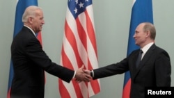 Зустріч тогочасного віце-президента США Джо Байдена та тогочасного прем'єр-міністра Росії Володимира Путіна, Москва, 10 березня 2011. REUTERS/Alexander Natruskin/File Photo