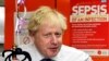 El primer ministro británico, Boris JOhnson, habla con personal del ala infantil del Hospital Universitario Milton Keynes, Inglaterra, el viernes 25 de octubre de 2019. (Toby Melville/Pool via AP)