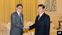 美國財政部長杰克.盧訪問北京與中國國家主席習近平會面。