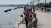 ARCHIVO - La gente se reúne para observar el submarino ruso de misiles de crucero de propulsión nuclear Kazán y la fragata Almirante Gorshkov (no en la foto) durante su salida de la bahía de La Habana, Cuba, el 17 de junio de 2024.