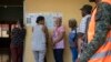 Unas mujeres esperan formadas para votar en las elecciones primarias en Santo Domingo, República Dominicana, el domingo 6 de octubre de 2019. Las elecciones presidenciales serán el 16 de marzo de 2020. (AP Foto/Tatiana Fernandez)