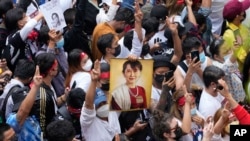 Peringatan dua tahun pengambilalihan militer yang menggulingkan pemerintahan Aung Suu Kyi, Rabu, 1 Februari 2023. (Foto: AP/Sakchai Lalit)