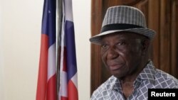 Presiden Liberia Joseph Boakai berada di rumahnya di Monrovia, pada 19 November 2023. (Foto: Reuters/Carielle Doe)