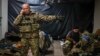 ARCHIVO - El comandante del Ejército ucraniano, coronel general Oleksandr Syrskyi, da instrucciones en un refugio en Soledar, lugar de intensos combates con las fuerzas rusas, en la región de Donetsk, Ucrania, el domingo 8 de enero de 2023. (Foto AP/Roman Chop)