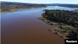 Vista desde un dron muestra el lago Peñuelas, que se había secado y después de una temporada de lluvias torrenciales, en Chile, su recuperado embalse dista todavía de sus niveles históricos.