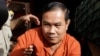 រូបឯកសារ៖ លោក អ៊ុំ សំអាន តំណាងរាស្ត្រ​គណបក្ស​សង្គ្រោះជាតិ ត្រូវបាន​សន្តិសុខ​មន្ទីរ​ឃុំឃាំង​នាំ​ខ្លួន​ទៅ​កាន់​សាលាឧទ្ធរណ៍​នៅរាជធានី​ភ្នំពេញ កាលពី​ថ្ងៃទី២១ ខែកញ្ញា ឆ្នាំ២០១៦។ 