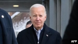 Presiden AS Joe Biden keluar dari Gereja Katolik Roma Saint Edmond setelah menghadiri misa di Pantai Rehoboth, Delaware, pada 20 Januari 2024. (Foto: AFP)