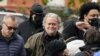 Mantan ahli strategi Gedung Putih Steve Bannon tiba di Kantor FBI di Washington, D.C., Senin, 15 November 2021. (Foto AP/Carolyn Kaster)