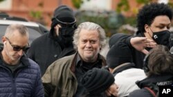 Mantan ahli strategi Gedung Putih Steve Bannon tiba di Kantor FBI di Washington, D.C., Senin, 15 November 2021. (Foto AP/Carolyn Kaster)