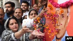 ভারতের প্রথম প্রধানমন্ত্রী জওহরলাল নেহরুর ১৩২তম জন্মবার্ষিকীতে তাঁর প্রতিকৃতিতে কংগ্রেস দলের নেতা-কর্মীরা ফুল দিয়ে শ্রদ্ধা জানাচ্ছেন। নভেম্বর ১৪, ২০২১।