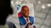 Seseorang memegang foto mendiang Presiden Haiti Jovenel Moise saat upacara peringatannya di Museum Pantheon Nasional di Port-au-Prince, Haiti, 20 Juli 2021. (Foto: AP)