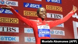 Atleta queniana, Agnes Tirop, no pódio depois de receber a medalha de bronze do 10.000m em Doha. 29 de Setembro 2019