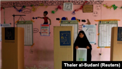 Una mujer iraquí acude a un centro de votación durante las elecciones parlamentarias para renovar el Parlamento en Bagdad, Irak, el 12 de mayo de 2018. REUTERS/Thaier al-Sudani