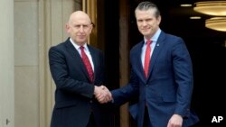 Министр обороны США Пит Хегсет (справа) приветствует своего британского коллегу Джона Хили (слева) в Пентагоне. 6 марта 2025 года. (AP Photo/Rod Lamkey, Jr.)