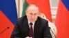 Presiden Rusia Vladimir Putin menghadiri konferensi pers dengan Presiden Belarusia Alexander Lukashenko setelah pertemuan mereka di Minsk, Belarus, 19 Desember 2022. (Sputnik/Pavel Bednyakov/Kremlin via REUTERS)