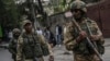 Molobeli ya basoda ya batomboki ba M23, major Willy Ngoma (C) na Goma, 29 sanza ya yambo 2025. (AP Photo/Moses Sawasawa)