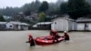 Trabajadores de rescate empujan un bote inflable en el río Pichilo desbordado después de que las tormentas azotaran el área, en la provincia de Arauco, Chile, el jueves 13 de junio de 2024.