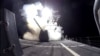 Rudal serangan darat Tomahawk (TLAM) diluncurkan dari kapal perusak berpeluru kendali kelas Arleigh Burke Angkatan Laut AS USS Gravely di Yaman, 3 Februari 2024. (Foto: via Reuters)