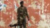 Soldado guineense numa rua de Bissau