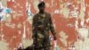 Soldado guineense estacionado numa rua de Bissau