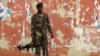 Soldado guineense estacionado numa rua de Bissau