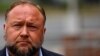 ARCHIVO - El fundador de Infowars, Alex Jones, después de comparecer en su juicio por difamación de Sandy Hook en Waterbury.