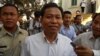 លោក​​ឈូក បណ្ឌិត​​​ អតីត​​អភិបាល​​ក្រុង​​បាវិត​​ត្រូវ​​អ្នក​សារ​ព័ត៌មាន​​តាមសួរ​នៅ​​សាលាឧទ្ធរណ៍ឆ្នាំ​២០១៣ (រូបថត៖ ហេង រស្មី)