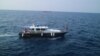 Salah satu kapal patroli Kepolisian yang melakukan penyisiran (sweeping) di sekitar titik jatuhnya pesawat Lion Air JT 610, di Perairan Tanjung Karawang, Jumat, 2 November 2018. (Foto: VOA/Ghita)