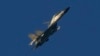 Pesawat jet tempur China J-11 terbang di atas Selat Taiwan pada 5 Agustus 2022. Taiwan melaporkan sejumlah pesawat tempur dan kapal laut China melintas di kawasannya, Sabtu, 23 Desember 2023. (Foto: Ng Han Guan/AP Photo)
