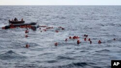 Migrantes resgatados no Mediterrâneo (Foto de Arquivo)