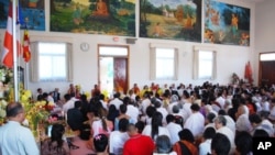 Cambodian people live in America.