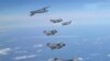 Pesawat pengebom B-52 A.S., C-17 dan F-35 Angkatan Udara Korea Selatan terbang di atas Semenanjung Korea selama latihan udara bersama di Korea Selatan, Selasa, 20 Desember 2022. (Foto: via AP)