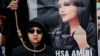 Seorang perempuan ikut serta dalam protes menentang rezim Islam Iran setelah kematian Mahsa Amini, di Istanbul, Turki, 10 Desember 2022. (Foto: REUTERS/Dilara Senkaya)